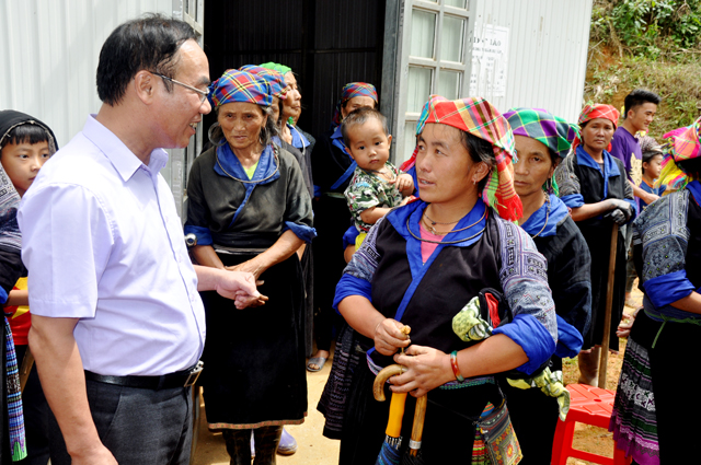 Lãnh đạo Huyện ủy Mù Cang Chải nắm bắt tâm tư, nguyện vọng của nhân dân và trao đổi về cách thức phát triển kinh tế - xã hội, nâng cao đời sống.